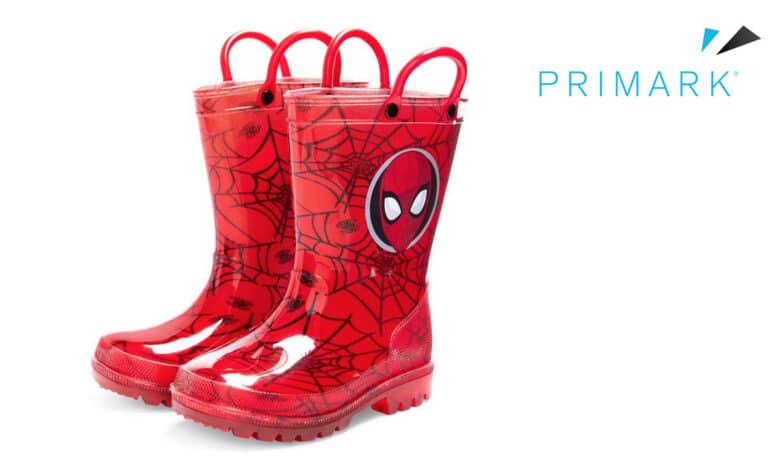 Botas-de-agua-rojas-con-spiderman-niño-pequeño